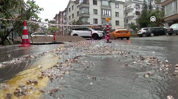 Sağanak sonrası Ankara’da yol çöktü 16